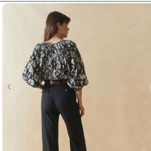 The Great. The Swift Top in Navy Whisper Floral

Size 2